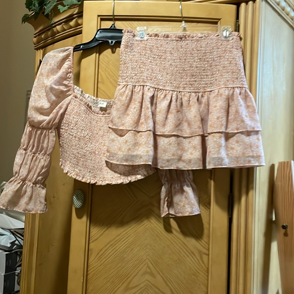 Storia apricot smocked two
Piece skirt set size large